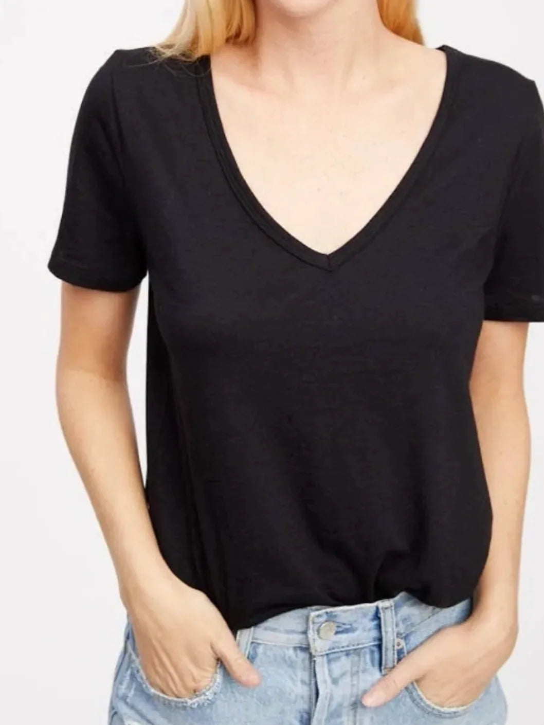 The Ultimate Guide: How to Wear a Basic Black Tee